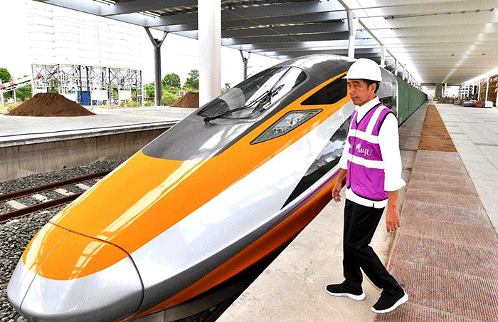 Presiden Joko Widodo meninjau proyek Kereta Cepat Jakarta Bandung di Stasiun Tegal Luar, Bandung, Jawa Barat, Kamis (13/10/2022).