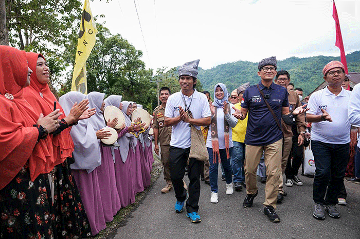 Menparekraf Sandiaga Uno saat meninjau Desa Wisata Kambo yang berlokasi di Kecamatan Mungkajang, Kota Palopo, Sulawesi Selatan, Rabu (12/10/2022).