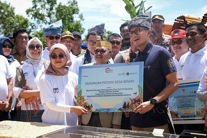 Menparekraf Sandiaga Uno saat meninjau Desa Wisata Kambo yang berlokasi di Kecamatan Mungkajang, Kota Palopo, Sulawesi Selatan, Rabu (12/10/2022).