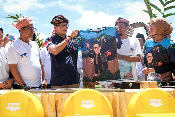 Menparekraf Sandiaga Uno saat meninjau Desa Wisata Kambo yang berlokasi di Kecamatan Mungkajang, Kota Palopo, Sulawesi Selatan, Rabu (12/10/2022).