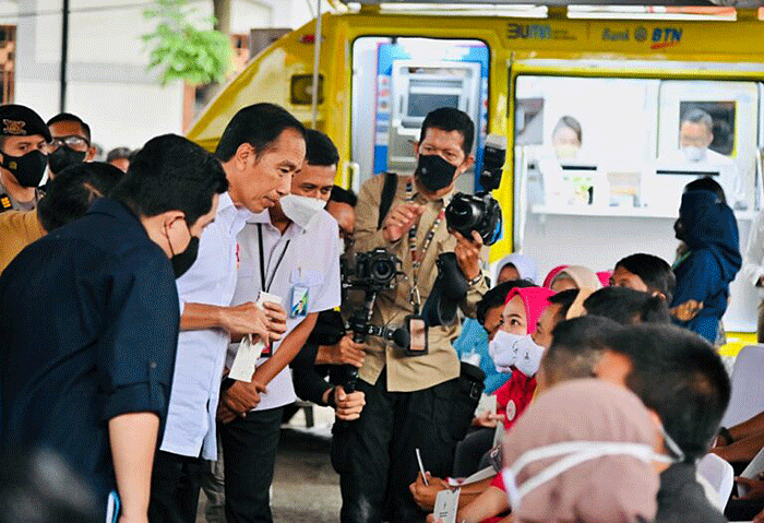 Presiden Joko Widodo kembali menyerahkan bantuan langsung tunai (BLT) BBM dan bantuan subsidi upah (BSU) kepada para penerima manfaat.