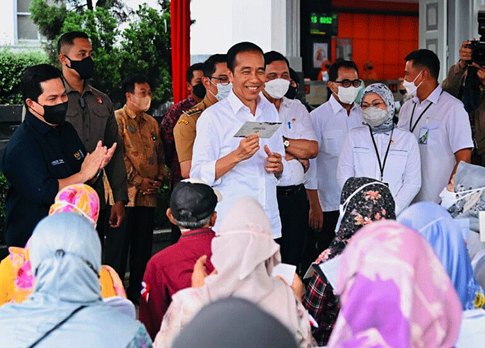 Presiden Joko Widodo kembali menyerahkan bantuan langsung tunai (BLT) BBM dan bantuan subsidi upah (BSU) kepada para penerima manfaat.