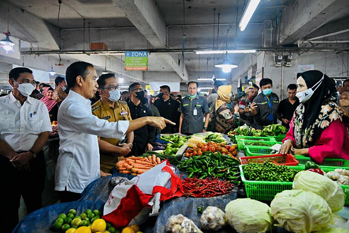 Presiden Joko Widodo kembali menyerahkan bantuan langsung tunai (BLT) BBM dan bantuan subsidi upah (BSU) kepada para penerima manfaat.