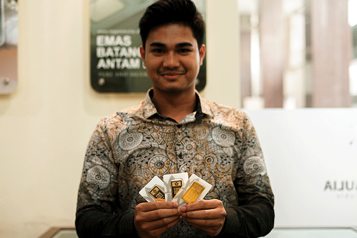 Karyawan menunjukkan emas batangan yang dijual di Butik Emas, Gedung Antam, Jakarta Selatan, Jumat (14/10/2022).