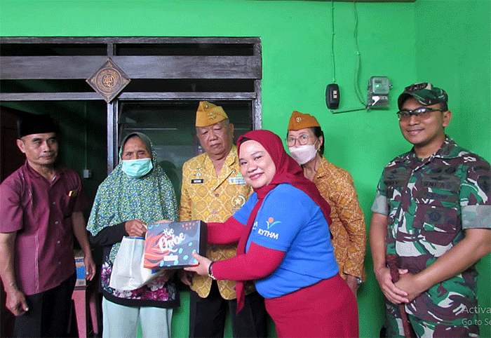 Prajurit TNI dari Kodim 1611 Badung bali memberikan sembako dari Qnet kepada warakawuri dalam acara penyerahan rumah layak huni bagi warakawuri di Badung, Bali.