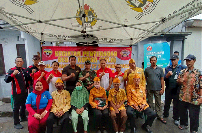 Prajurit TNI dari Kodim 1611 Badung bali memberikan sembako dari Qnet kepada warakawuri dalam acara penyerahan rumah layak huni bagi warakawuri di Badung, Bali.