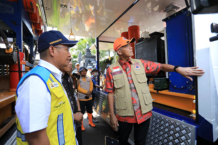 Gubernur Jateng Ganjar Pranowo memimpin Apel Kesiapsiagaan Menghadapi Ancaman Bencana di Jawa Tengah Pada Musim Hujan 2022-2023 di halaman Kantor Gubernur.