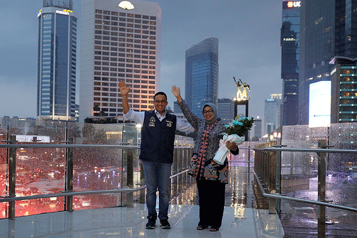 Gubernur DKI Jakarta Anies Baswedan (kiri) bersama istri Fery Farhati (kanan) berfoto bersama usai meresmikan Halte Transjakarta Bundaran HI.