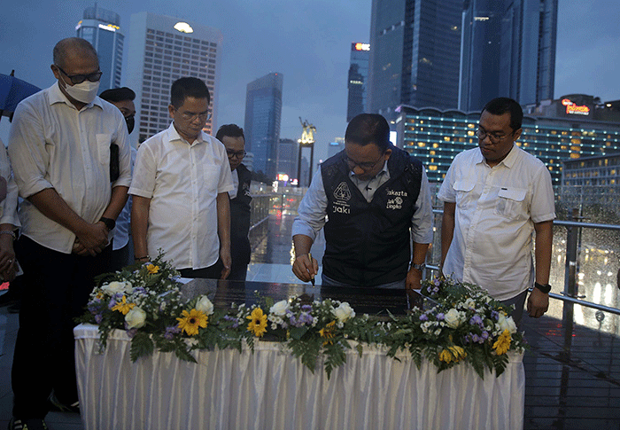 Gubernur DKI Jakarta Anies Baswedan (kiri) bersama istri Fery Farhati (kanan) berfoto bersama usai meresmikan Halte Transjakarta Bundaran HI.