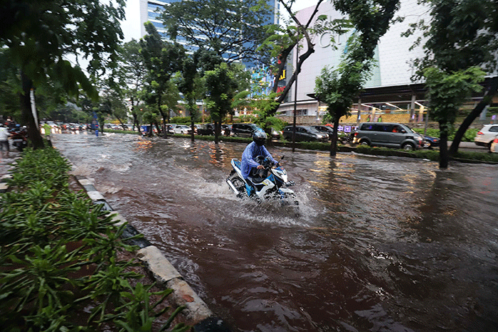 Sejumlah kendaraan melewati genangan air di Jalan Sultan Iskandar Muda, Gandaria, Jakarta, Sabtu (15/10/2022).