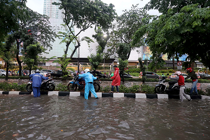 Sejumlah kendaraan melewati genangan air di Jalan Sultan Iskandar Muda, Gandaria, Jakarta, Sabtu (15/10/2022).