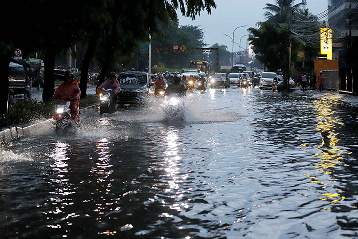 Sejumlah kendaraan melewati genangan air di Jalan Sultan Iskandar Muda, Gandaria, Jakarta, Sabtu (15/10/2022).