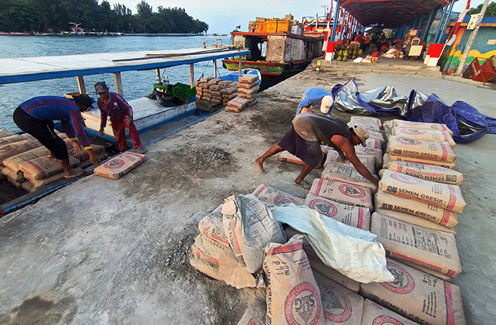 Pekerja melakukan bongkar muat semen di Dermaga Pelabuhan Utama Pulau Panggang, Kepulauan Seribu Utara, Provinsi DKI Jakarta, Sabtu (15/10/2022).