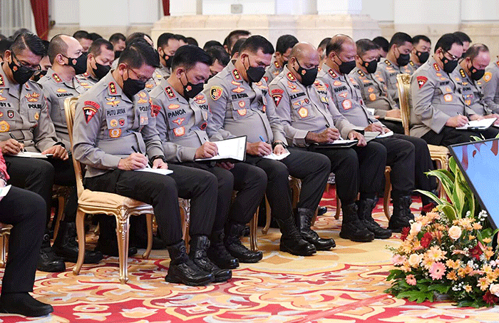 Presiden Joko Widodo melakukan pertemuan dengan jajaran Kepolisian Negara Republik Indonesia (Polri) di Istana Negara, Jakarta, Jumat (14/10/2022).