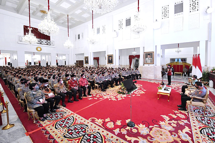 Presiden Joko Widodo melakukan pertemuan dengan jajaran Kepolisian Negara Republik Indonesia (Polri) di Istana Negara, Jakarta, Jumat (14/10/2022).