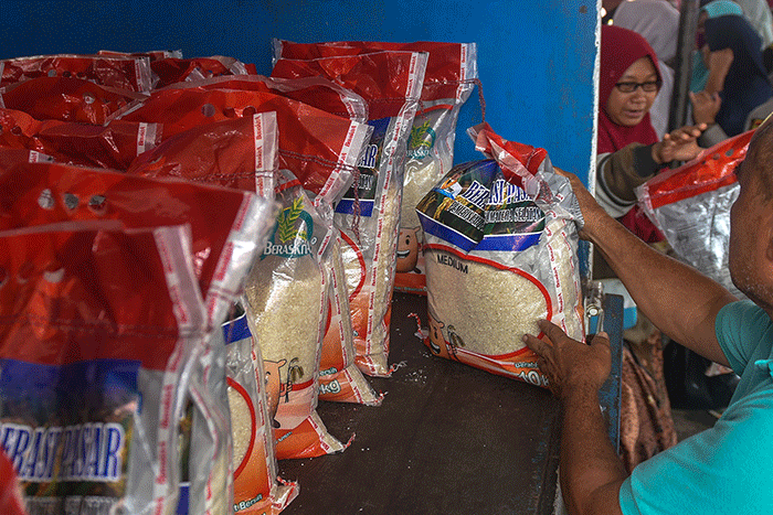 Warga mengantre untuk membeli beras pada operasi pasar murah beras di Pasar Alang Alang Lebar, Palembang, Sabtu (15/10/2022).