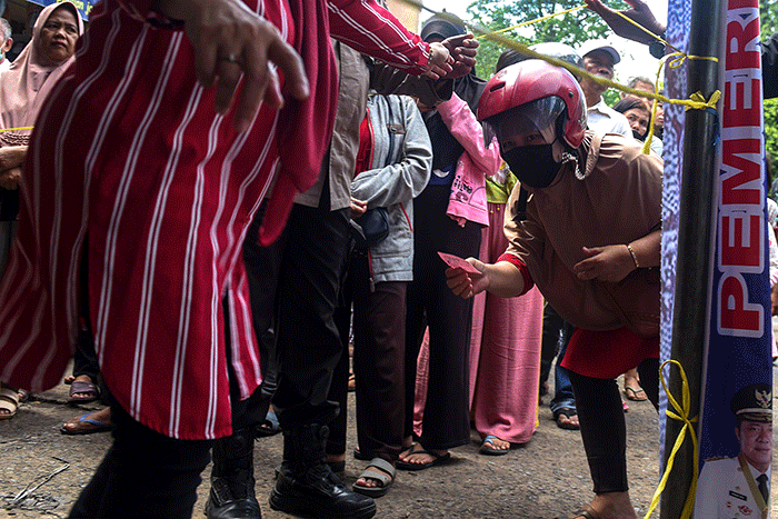 Warga mengantre untuk membeli beras pada operasi pasar murah beras di Pasar Alang Alang Lebar, Palembang, Sabtu (15/10/2022).