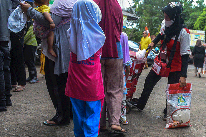 Warga mengantre untuk membeli beras pada operasi pasar murah beras di Pasar Alang Alang Lebar, Palembang, Sabtu (15/10/2022).