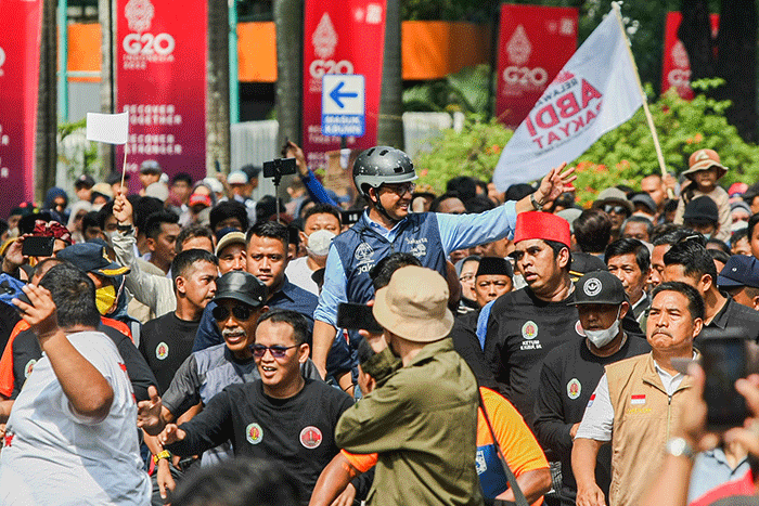 Anies Baswedan disambut ribuan warga Ibu Kota saat hendak menuju ke Balai Kota Jakarta, Jalan Merdeka Selatan, Jakarta Pusat, Minggu (16/10/2022).