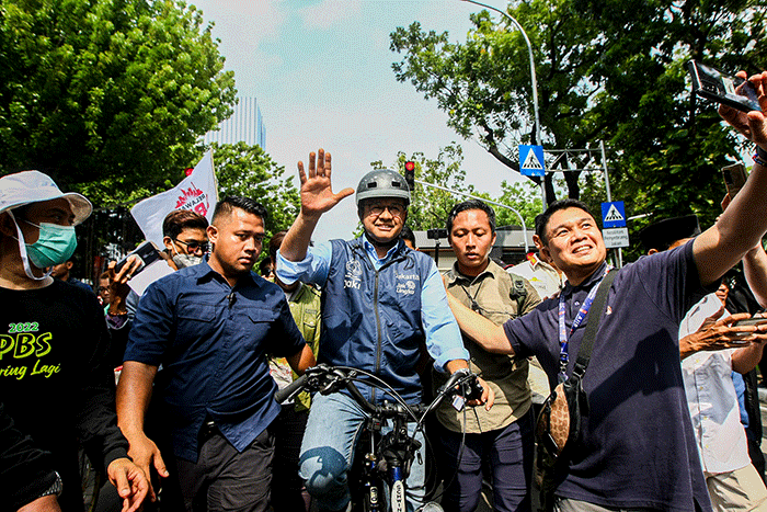 Anies Baswedan disambut ribuan warga Ibu Kota saat hendak menuju ke Balai Kota Jakarta, Jalan Merdeka Selatan, Jakarta Pusat, Minggu (16/10/2022).
