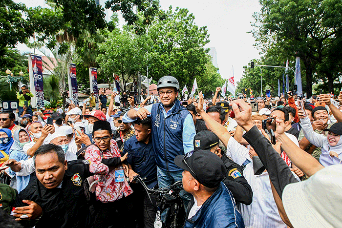 Anies Baswedan disambut ribuan warga Ibu Kota saat hendak menuju ke Balai Kota Jakarta, Jalan Merdeka Selatan, Jakarta Pusat, Minggu (16/10/2022).