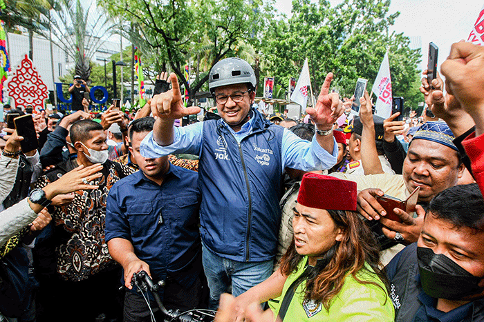 Anies Baswedan disambut ribuan warga Ibu Kota saat hendak menuju ke Balai Kota Jakarta, Jalan Merdeka Selatan, Jakarta Pusat, Minggu (16/10/2022).