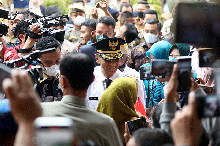 Penjabat (Pj) Gubernur DKI Jakarta Heru Budi Hartono memberikan keterangan saat tiba di gedung Balai Kota, Jakarta Pusat, Senin (17/10/2022).
