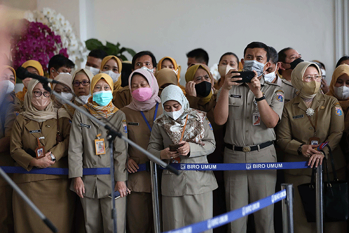 Penjabat (Pj) Gubernur DKI Jakarta Heru Budi Hartono memberikan keterangan saat tiba di gedung Balai Kota, Jakarta Pusat, Senin (17/10/2022).