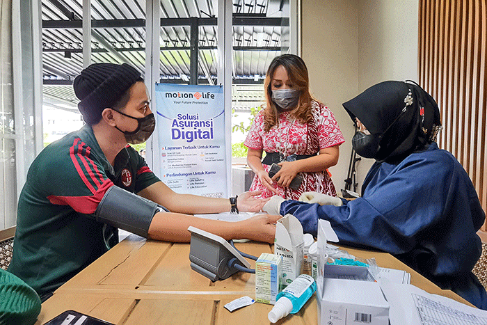 Head of Marketing Communication PT MNC Life Assurance, Septika Helena meninjau layanan medical check up gratis bagi para nasabah.