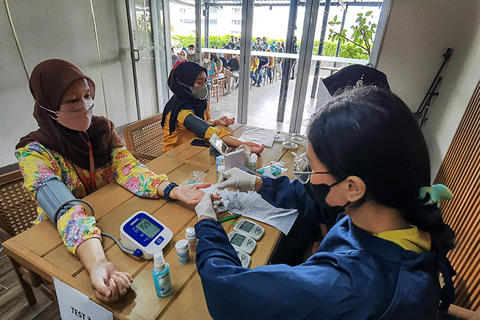 Head of Marketing Communication PT MNC Life Assurance, Septika Helena meninjau layanan medical check up gratis bagi para nasabah.