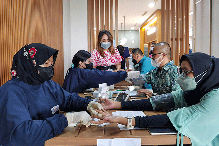 Head of Marketing Communication PT MNC Life Assurance, Septika Helena meninjau layanan medical check up gratis bagi para nasabah.