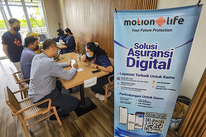 Head of Marketing Communication PT MNC Life Assurance, Septika Helena meninjau layanan medical check up gratis bagi para nasabah.