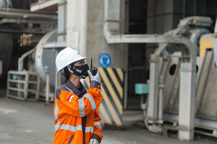 Karyawan perempuan di area Ship Unloader Pabrik Cilacap, Jawa Tengah.