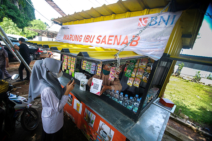 Pengrajin tengah mengunduh hasil kerajinannya di situs penjualan online, Makassar, Sulawesi Selatan.