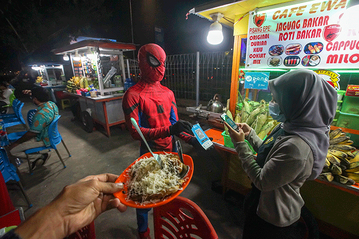 Pengrajin tengah mengunduh hasil kerajinannya di situs penjualan online, Makassar, Sulawesi Selatan.