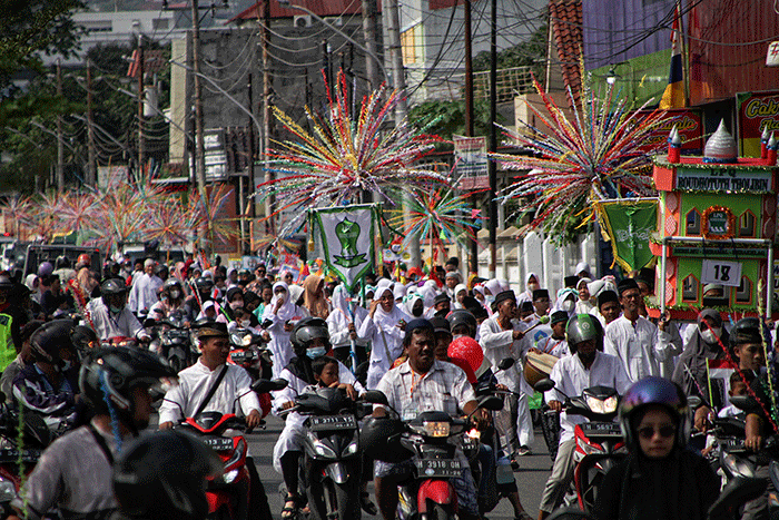Ribuan santri dari perwakilan pengurus NU dan Banom Semarang Timur mengikuti Karnaval Santri di jalan raya Dr Cipto-kawasan Barito Semarang, Jawa Tengah.