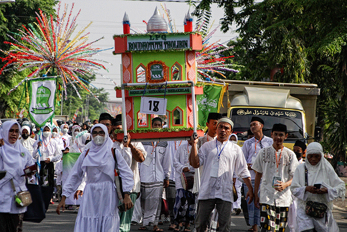 Ribuan santri dari perwakilan pengurus NU dan Banom Semarang Timur mengikuti Karnaval Santri di jalan raya Dr Cipto-kawasan Barito Semarang, Jawa Tengah.