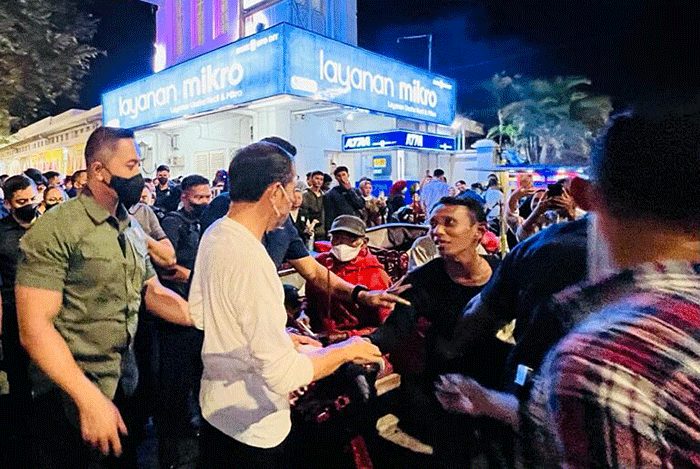 Presiden Jokowi juga sempat menyaksikan penampilan seniman jalanan di kawasan Malioboro.