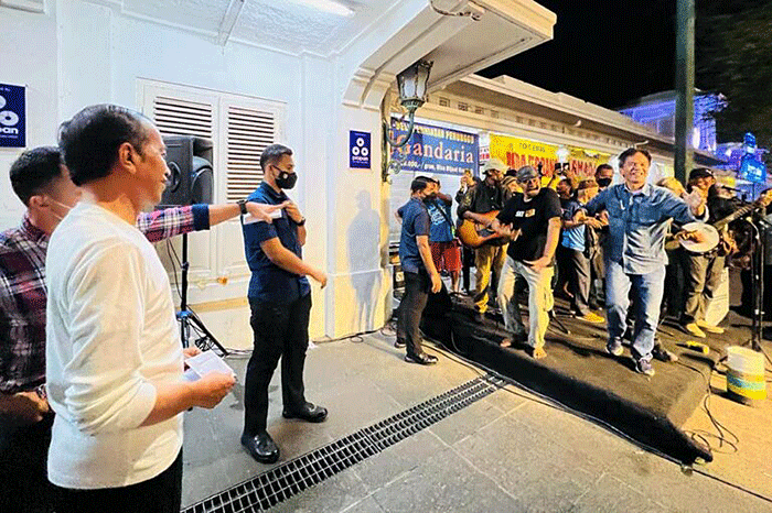 Presiden Jokowi juga sempat menyaksikan penampilan seniman jalanan di kawasan Malioboro.