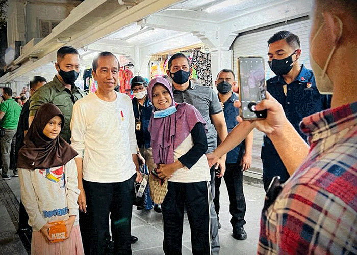 Presiden Jokowi juga sempat menyaksikan penampilan seniman jalanan di kawasan Malioboro.