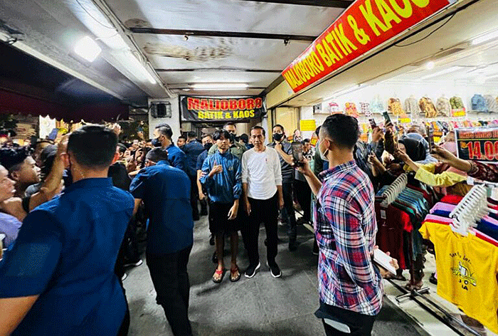 Presiden Jokowi juga sempat menyaksikan penampilan seniman jalanan di kawasan Malioboro.