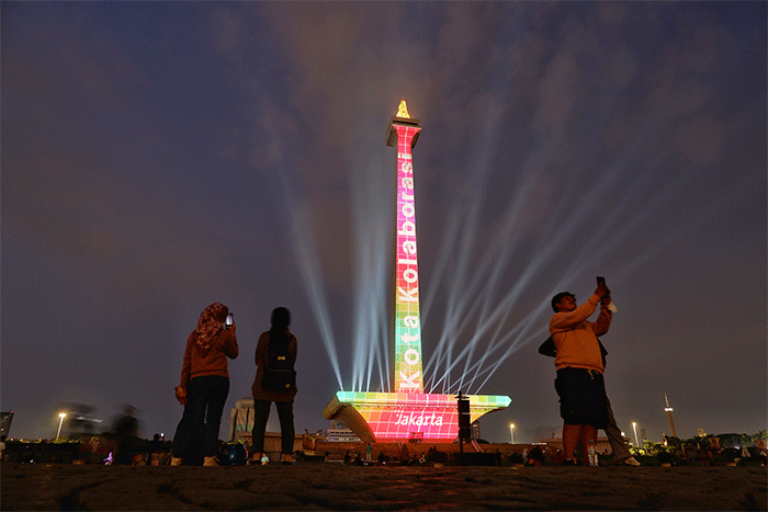 Menikmati Tata Cahaya Video Mapping Dan Air Mancur Menari Di Monas Week ...