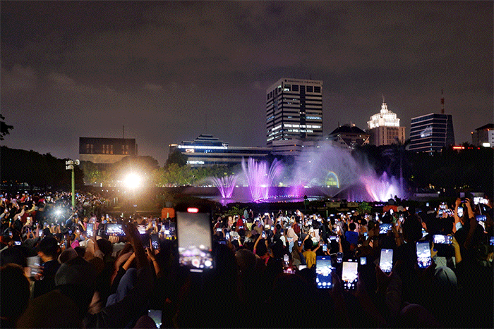Pengunjung menyaksikan pertunjukkan video mapping dan air mancur menari pada acara Monas Week 2022 di kawasan Monas, Jakarta, Minggu (16/10/2022).