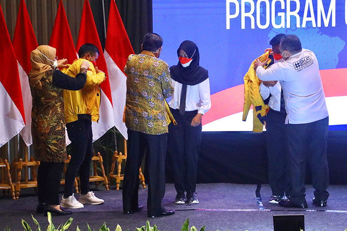 Presiden Joko Widodo melepas pekerja migran Indonesia (PMI) skema government to government (G to G) ke Korea Selatan di Hotel El Royale, Jakarta.