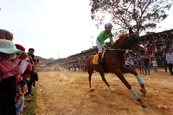 Joki memacu kuda pada ajang pacu kuda Alek Anak Nagari Pacu Kuda Open Race 2022 di Lapangan Dang Tuanku, Kabupaten Tanah Datar, Sumatera Barat.