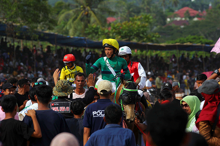 Joki memacu kuda pada ajang pacu kuda Alek Anak Nagari Pacu Kuda Open Race 2022 di Lapangan Dang Tuanku, Kabupaten Tanah Datar, Sumatera Barat.