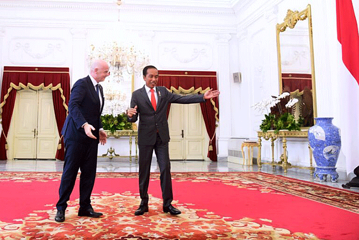 Presiden Joko Widodo menyambut langsung kunjungan kehormatan Presiden FIFA, Giovani Vicenzo Infantino atau Gianni Infantino, di Istana Merdeka, Jakarta.