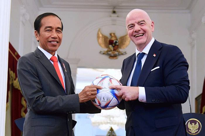 Presiden Joko Widodo menyambut langsung kunjungan kehormatan Presiden FIFA, Giovani Vicenzo Infantino atau Gianni Infantino, di Istana Merdeka, Jakarta.