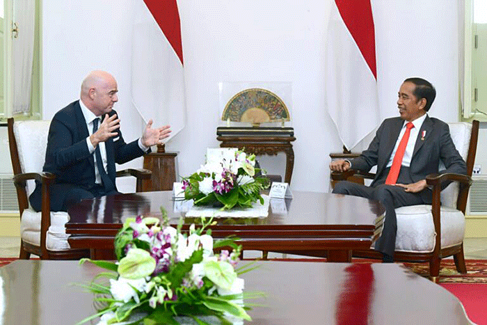 Presiden Joko Widodo menyambut langsung kunjungan kehormatan Presiden FIFA, Giovani Vicenzo Infantino atau Gianni Infantino, di Istana Merdeka, Jakarta.
