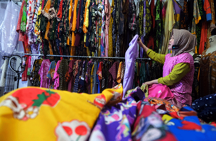 Pemilik brand AS Collection menjual dagangannya secara online di Jalan Andi Djemma, Makassar, Selasa (18/10/2022).